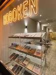 Entrada de la Librería Hoboken con cartel de neón y expositores