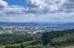 Amplia vista panorámica de Santiago de Compostela y el valle desde Monte Pedroso