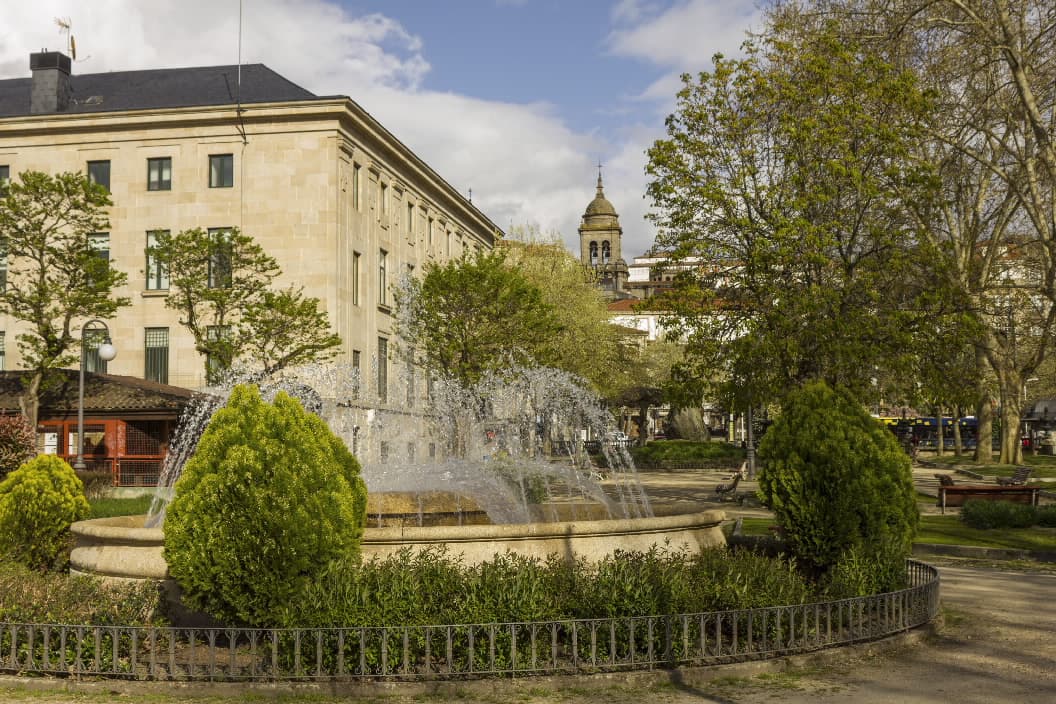Vista general del Parque da Alameda con fuente y edificios históricos al fondo