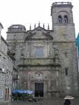 Fachada de la Iglesia de San Agustín en Santiago de Compostela en día nublado