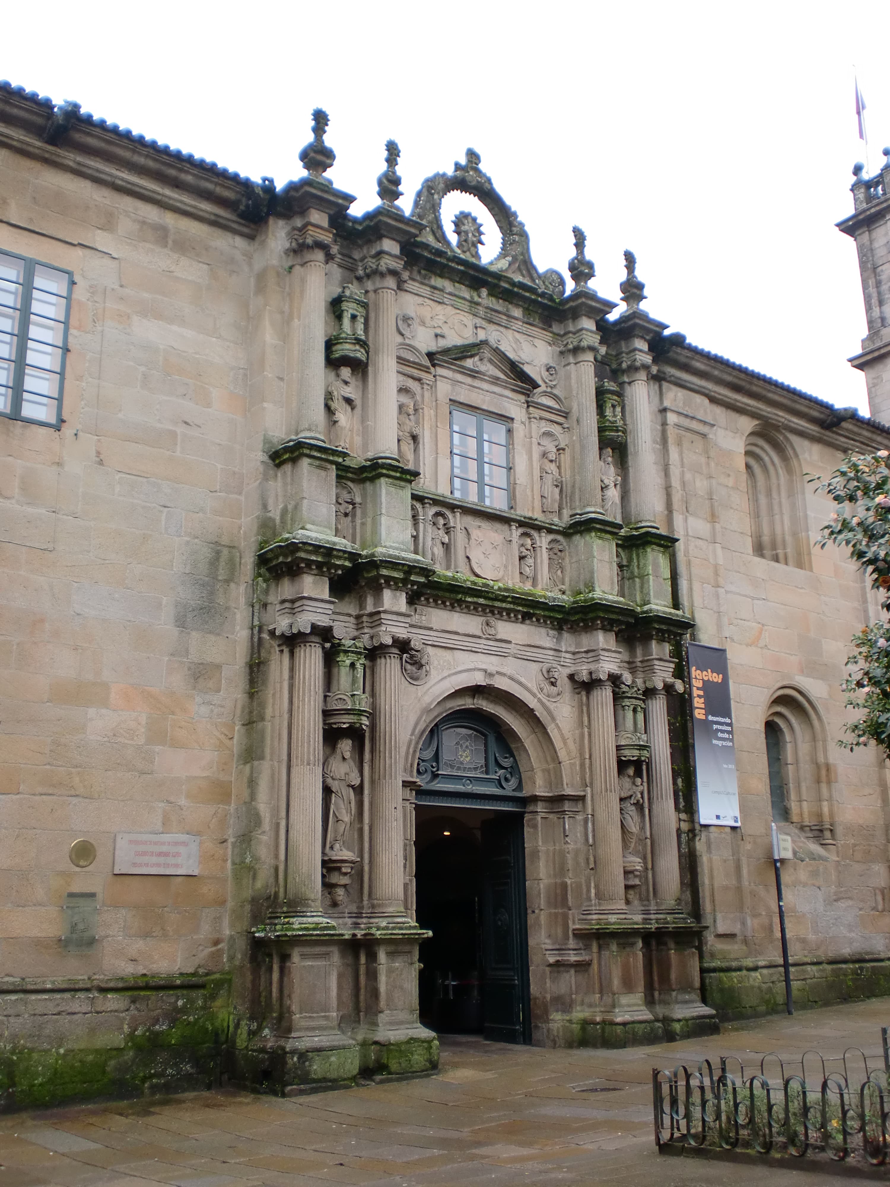 Entrada principal del Colexio de Fonseca con fachada barroca