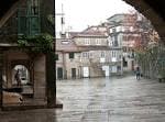 Perspectiva de la Praza da Pedreira desde un arco en día lluvioso