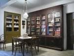 Biblioteca de la Casa Museo con estanterías de madera y mesa central