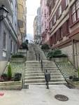 Escalinata de la calle Capitán Troncoso con edificios a los lados