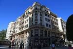 Edificio de esquina con arquitectura ornamentada en la calle Milicias Nacionales bajo un cielo despejado