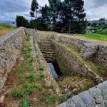 Excavación rectangular con escalones y agua en el Castro de Elviña