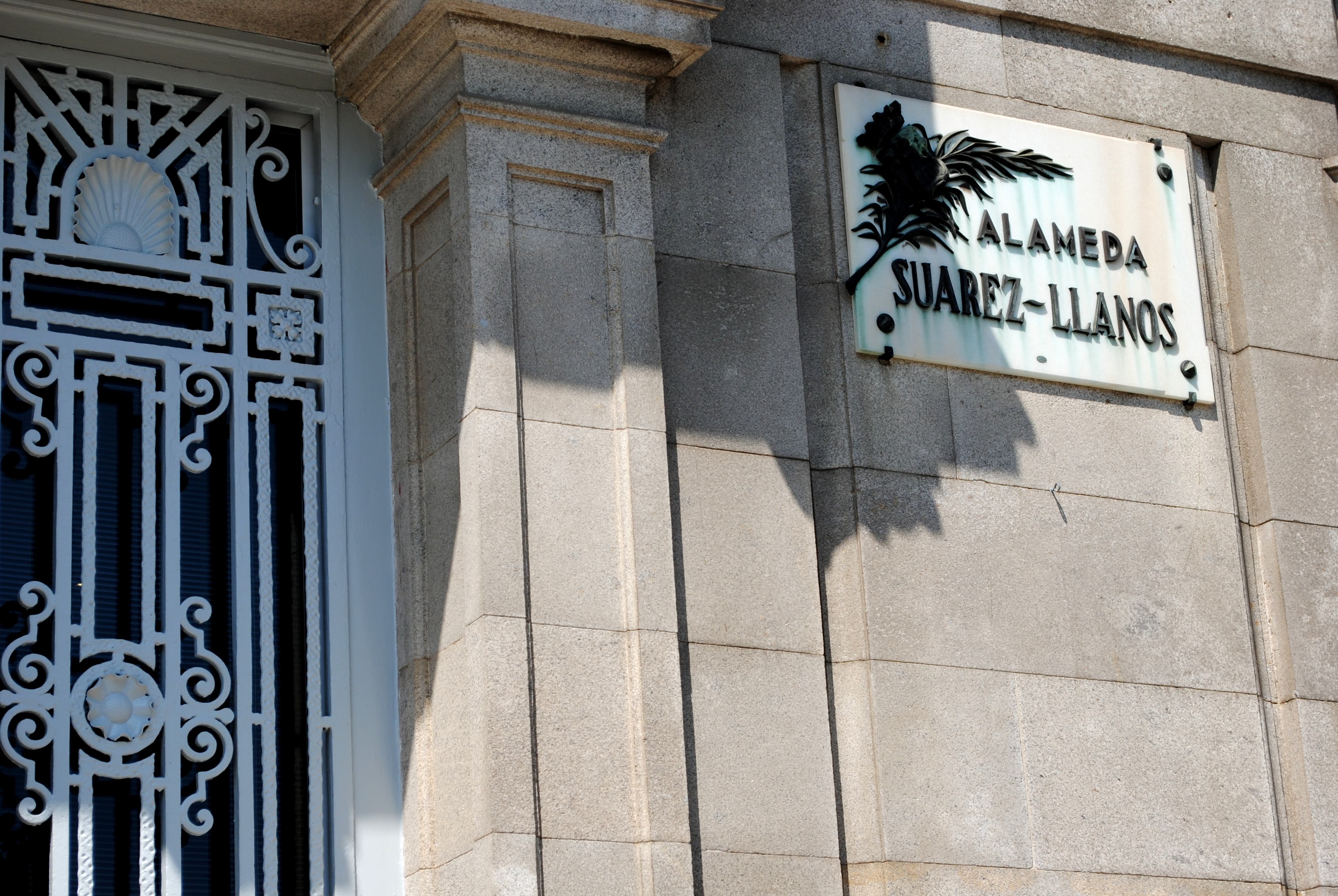 Placa identificativa de la Alameda Suárez-Llanos en la fachada de un edificio