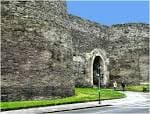 Muralla Romana de Lugo con arco de entrada y zona verde adyacente