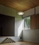 Sala interior con techo de madera, gran ventanal y luz natural