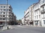 Perspectiva de la Rúa da Senra con edificios a ambos lados y la calle despejada