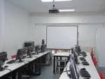 Aula de informática equipada con proyectores en el Centro Cívico