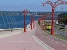 Paseo Marítimo de A Coruña con farolas rojas y el tranvía turístico