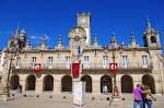 Ayuntamiento de Lugo en la Plaza Mayor con estandartes rojos