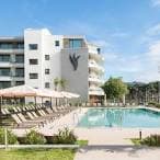 Vista exterior del Hotel Attica21 Vigo con piscina y tumbonas bajo el sol