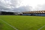 Vista general del campo de fútbol Municipal de Barreiro con las gradas y el cielo nublado