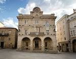 Vista frontal del Concello de Ourense bajo cielo azul