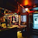 Vista del área de la barra y el ambiente interior del pub