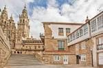Callejuela adoquinada que conduce a la Praza do Obradoiro con la Catedral al fondo