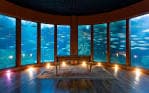 Sala circular con grandes ventanales de acuario, ideal para eventos
