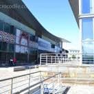 Detalle de la arquitectura moderna de la fachada de Los Cantones Village