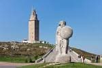 Vista panorámica de la Estatua de Breogán y la Torre de Hércules bajo un cielo azul