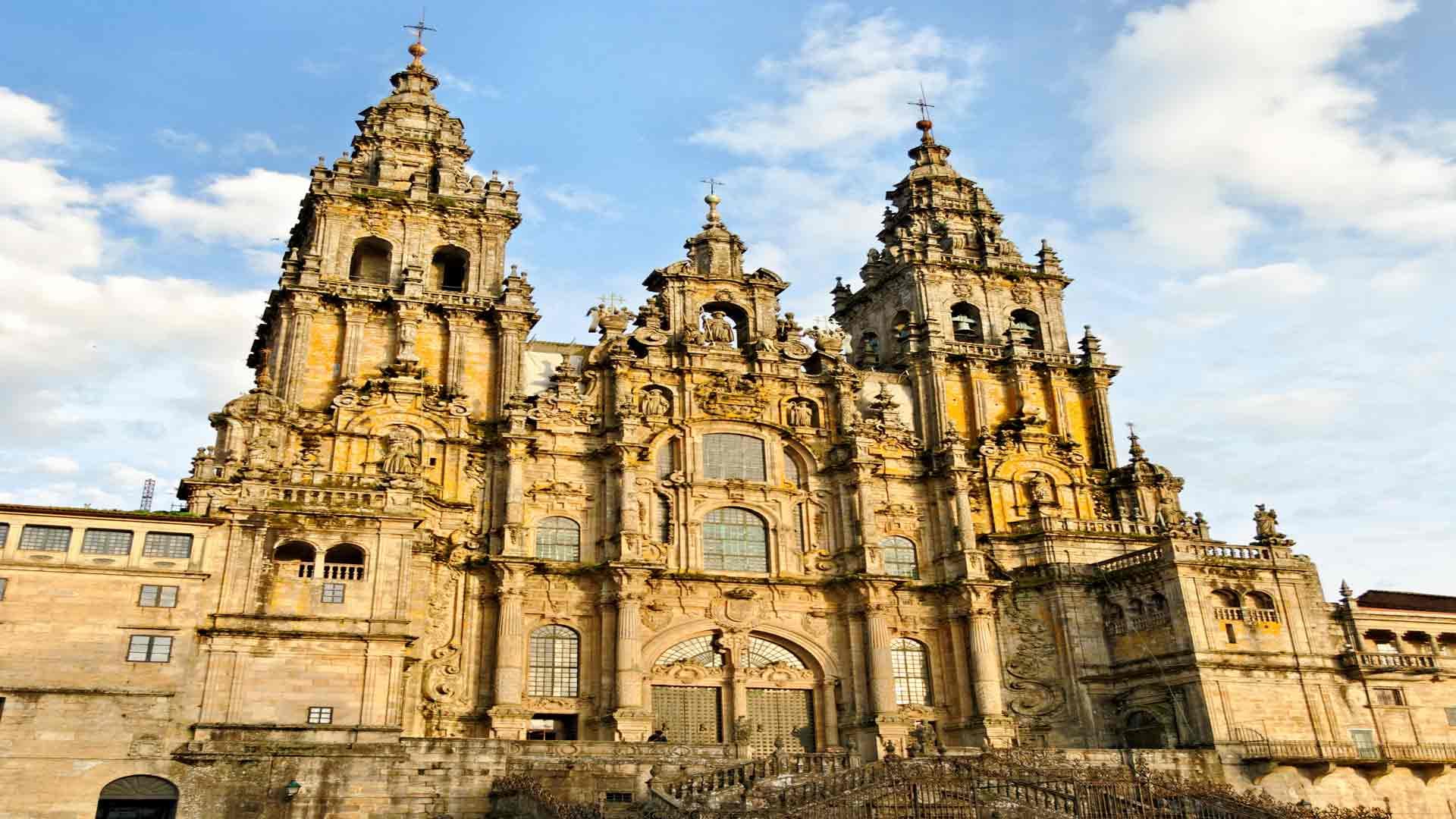 Fachada barroca de la Catedral de Santiago de Compostela bajo cielo nublado