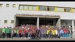 Grupo de personas posando frente a la entrada de la Escuela Técnica Superior de Ingeniería de Caminos