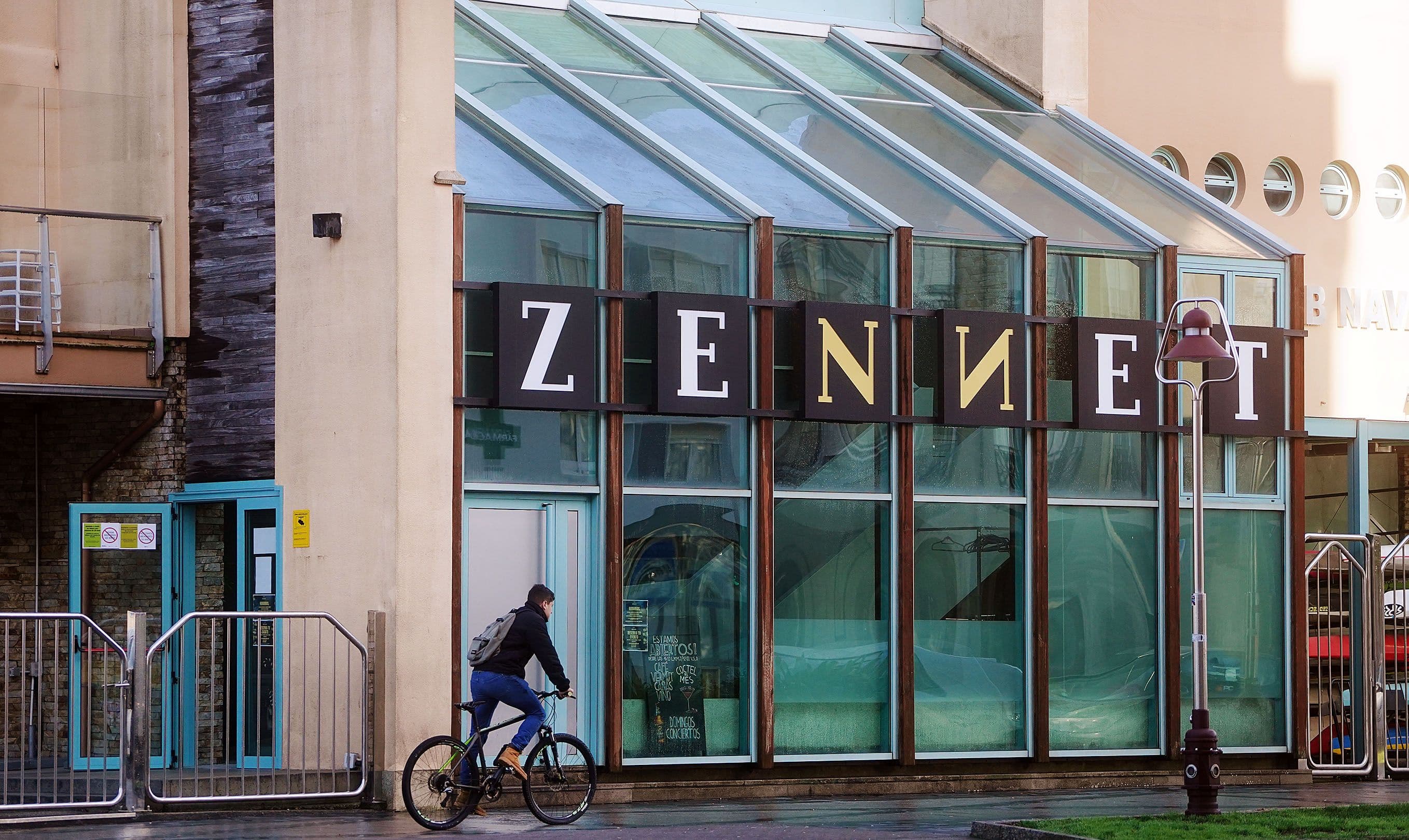Fachada de cristal de la Sala Zennet con su nombre visible