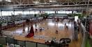 Vista interior del Pabellón de Navia durante un partido de baloncesto
