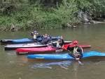 Varios piragüistas en kayaks individuales en un río
