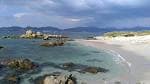 Vista panorámica de la Playa de Samil con rocas y cielo nublado