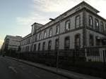 Fachada lateral del Hospital Provincial de Pontevedra a lo largo de la calle Cobián Areal