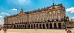 Vista panorámica del Pazo de Raxoi en la Plaza del Obradoiro bajo cielo azul