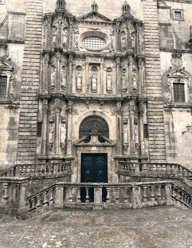 Fachada principal del Monasterio de San Martiño Pinario con escalinata