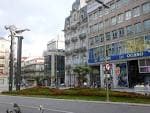 Vista general de la Porta do Sol en Vigo con la estatua del Sireno y edificios