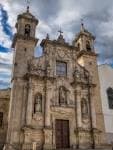 Fachada de la Iglesia de San Jorge bajo un cielo dramático