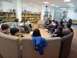 Sala de lectura o biblioteca con niños en un club de lectura
