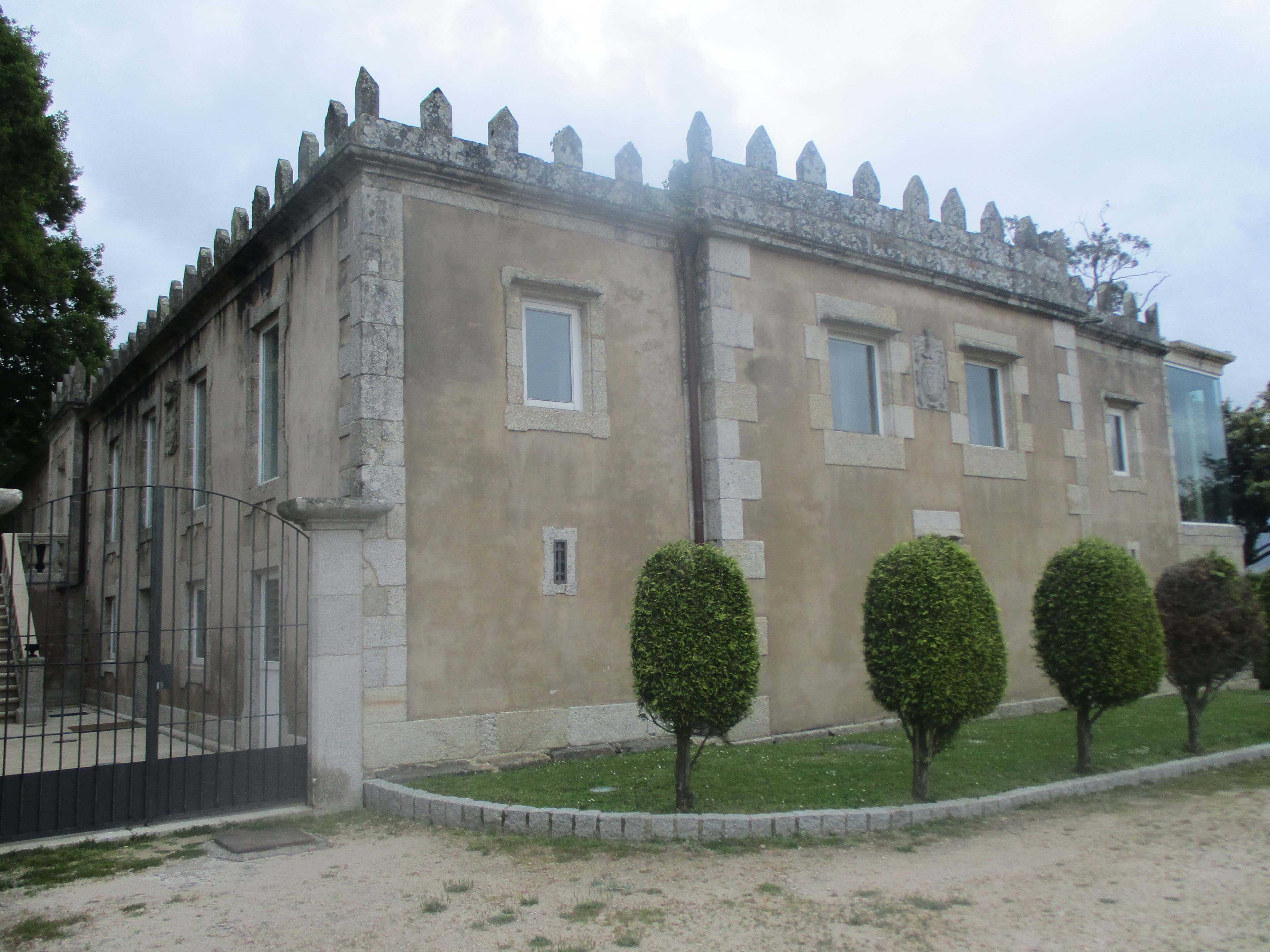 Vista del Pazo de San Roque con jardín frontal