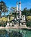 Monumento con estatuas y estanque en los jardines
