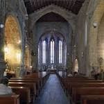 Nave central de la Iglesia de San Francisco con bancos de madera y arcos góticos