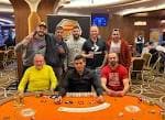 Grupo de personas en una mesa de póker en el Casino de Vigo