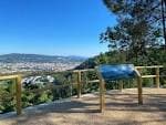 Mirador del Parque Forestal da Tomba con vistas amplias a la ciudad y el paisaje circundante.