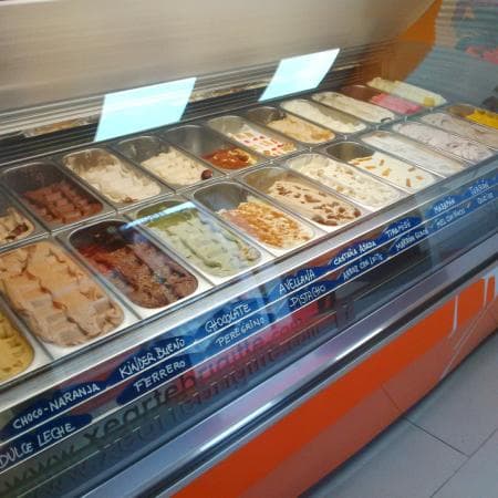 Primer plano de los sabores de helado en el mostrador de Xearte Brigitte