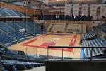 Vista interior de la cancha de baloncesto y las gradas bajas del Multiusos Fontes do Sar