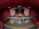Vista panorámica del interior de la Sala Capitol con escenario y butacas vacías