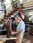 Manuel Buciños trabajando en su taller de escultura