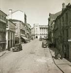 Antigua imagen de la Rúa da Senra con vehículos de época y transeúntes