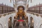 Interior de la iglesia del Monasterio de San Martín Pinario con el altar mayor y el coro.