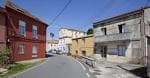 Vista de una calle con viviendas antiguas en el Núcleo de San Vicente de Elviña