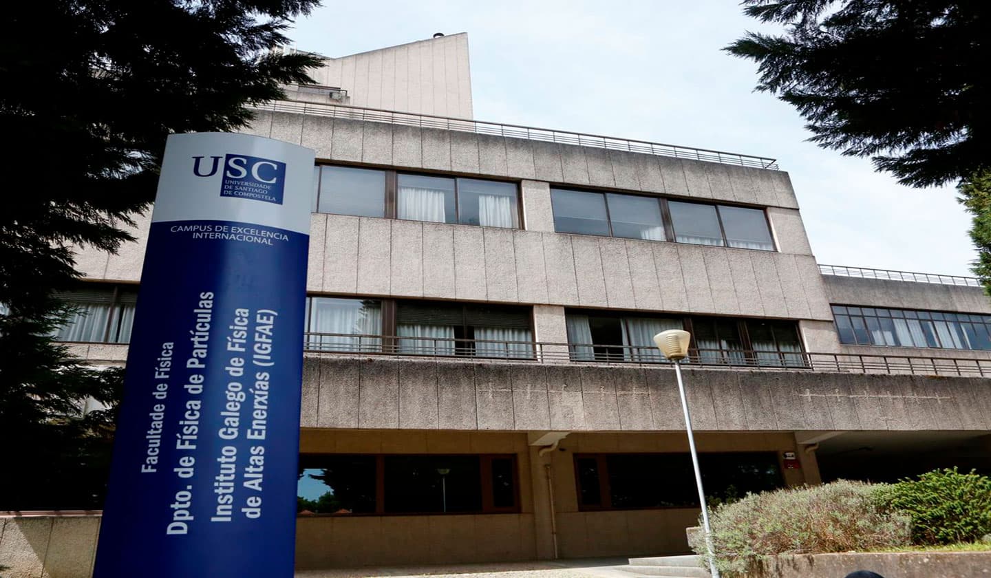 Vista exterior de la Facultad de Física de la USC con su señalización